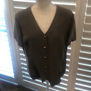 Dana Buchman silk basic top. Buttons and pockets